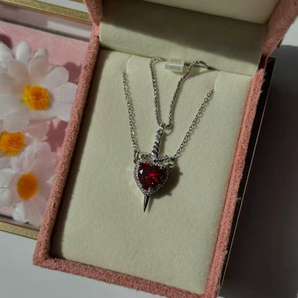 Brave Love, Collar Corazon y Espada